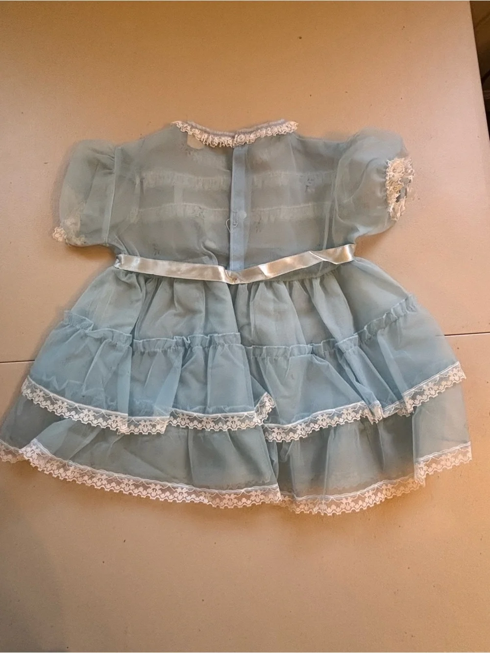 Lot of 5 items. Vintage dresses and bonnet